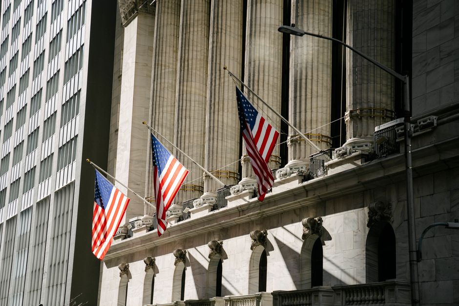 A grand American building with columns and flags outside, representing the New York Stock Exchange and US capital markets.