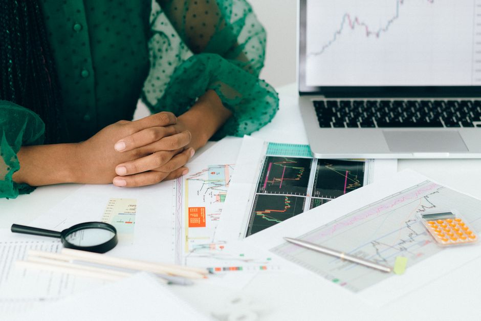 An analyst reviews IPO paperwork as new share supply tests the market’s capacity to absorb issuance.