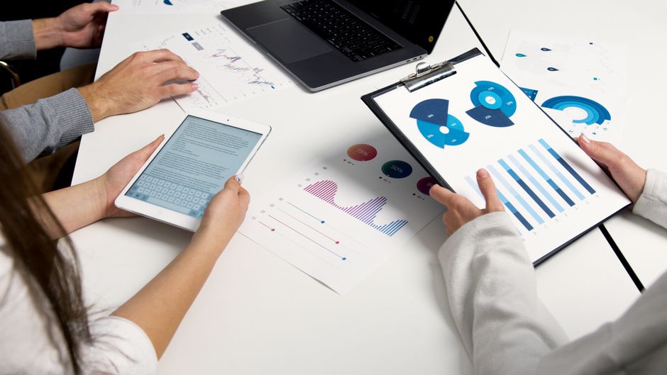 Analysts review digital market reports as new equity issuance tests liquidity and price discovery.