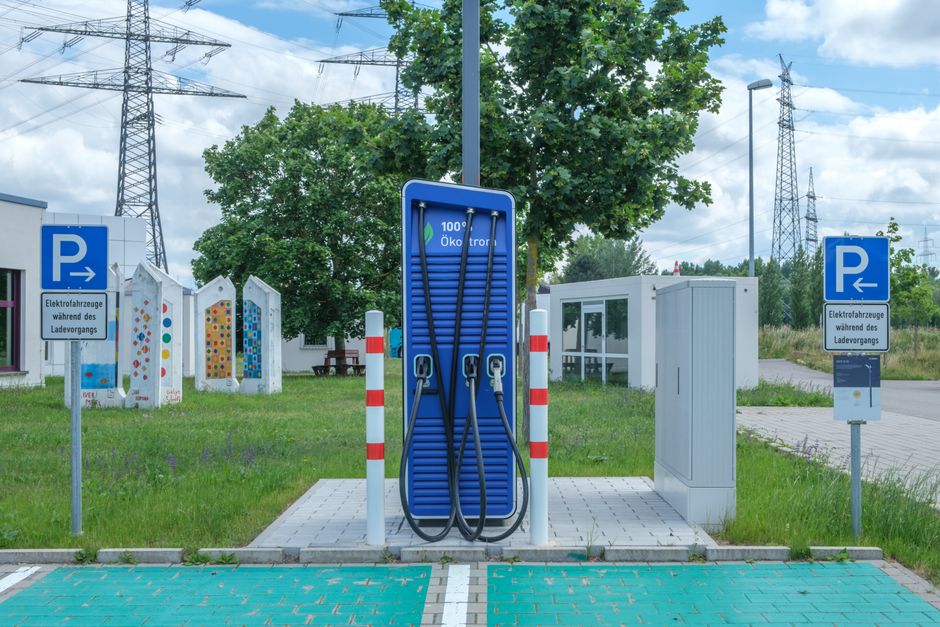 Public charging station for electric vehicles