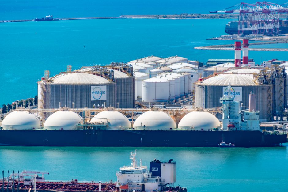 LNG terminal with storage tanks and tanker ships in coastal waters