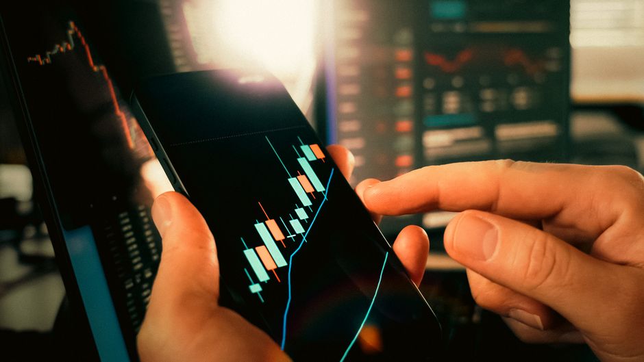 Financial charts on a smartphone represent selective liquidity in a reopening IPO market.