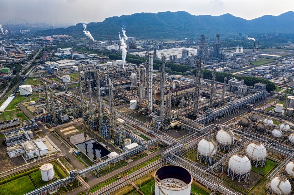 Industrial refinery infrastructure shows the alternate capacity and logistics that may cushion a Hormuz supply shock.